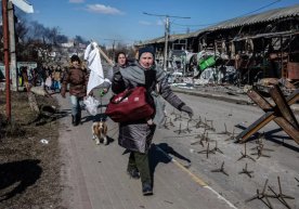 Қамалдаги Мариупол. Рус армиясидан қочаётган одамлар — Украинадаги урушнинг икки кунидан фоторепортаж фото