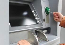 Bankomatdan pul yechishda «hojatbaror»lik qilgan shaxs o‘g‘ri bo‘lib chiqdi фото
