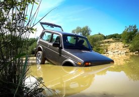 Британиялик блогерлар янги Lada Niva’ни тест-драйв вақтида кўлга чўктириб юборди (видео) фото