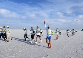 Oppoq cho‘l bo‘ylab: eko-marafonchilar Orol tubi bo‘ylab 42 kilometr yugurishdi фото