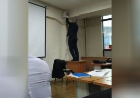 Moliya instituti oʻqituvchisi nima uchun auditoriyadagi kuzatuv kamerasini yopib qoʻygandi? (video) фото