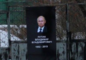Rossiyada Vladimir Putinga “qabrtoshi” qoʻygan shaxs qoʻlga olindi фото