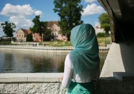 Нима учун эркак ўз умр йўлдошини бошқа аёлларга қараганда
