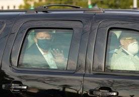 Коронавирусга чалинган Трамп касалхонани вақтинчалик тарк этиб, омма олдига чиқди (видео) фото