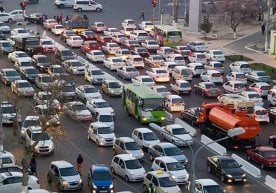 Ўзбекистонда йўлларда ҳаракатланаётган транспорт