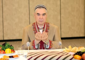 Гурбангули Бердимуҳамедов Саудия Арабистонида садақа зиёфатини берди фото