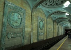 Алишер Навоий метро бекатида ёш қиз метро рельсига тушиб кетди (видео 18+) фото