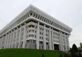 Қирғизистон парламенти йиғилишида депутатлар бошланғич