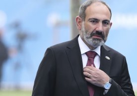 Armanistonda ayol bosh vazirga soyabon uloqtirdi фото