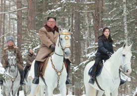 Kim Chen In yana oq otda muqaddas toqqa ko‘tarildi (foto) фото