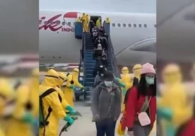 Индонезияда Хитойдан қайтаётган йўловчилар аэропортда