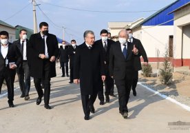 Shavkat Mirziyoyev Nukus shahridagi «Chimboy guzari» mahallasida bo‘ldi фото