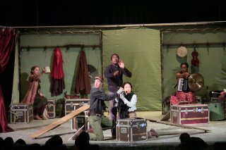 Shekspir teatri Toshkentda «Hamlet» spektaklini namoyish etdi фото