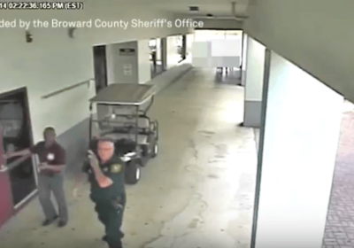 Floridadagi otishma vaqtida sherif yordamchisining qanday qilib yashiringani tasvirlangan video фото