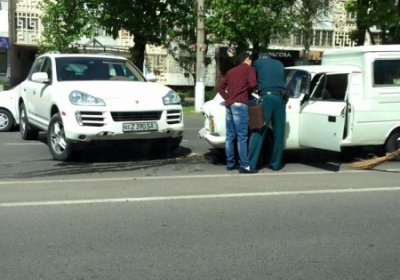 Jasur Umirovniki ekanligi taxmin qilingan Porsche «Moskvich» bilan to‘qnashgani xabar berildi фото