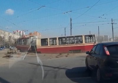 Санкт-Петербург шаҳридаги йўловчи трамвай рельсдан чиқиб кетди (видео) фото