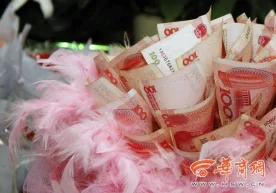 Foto:«Ecns.cn» Xitoyda bir oshiq yigit ma’shuqasiga 52