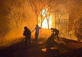 Ukrainada urushning 28-kuni. Kiyev ostonasida turgan ritsar va olov ichidagi o‘t o‘chiruvchilar фото