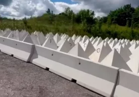 Фото: Видеодан кадр Латвия Россия билан чегарада “аждар