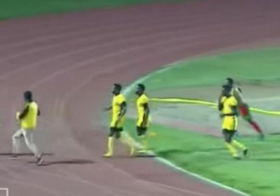 Efiopiyalik hakam chiqargan qarori sabab futbolchilardan kaltak yedi (video) фото
