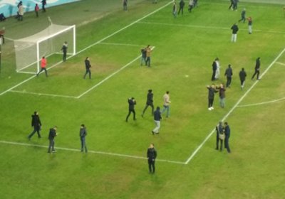 “Bunyodkor” stadioniga muxlislar to‘satdan yugurib chiqishdi (Foto) фото