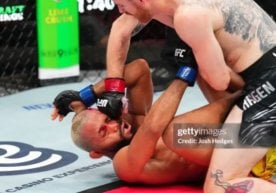 Кори Сэндхаген UFC турнирида рақибини муддатидан аввал таслим этди фото