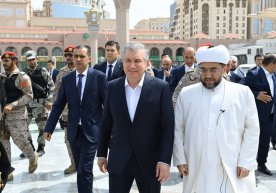 Shavkat Mirziyoyev payg‘ambarimiz Muhammad sollallohu alayhi va sallamning qabrlarini ziyorat qildi фото