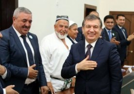 Shavkat Mirziyoyev qo‘lni ko‘ksiga qo‘yib salomlashish urfini yanada mustahkamlash davr taqozosi ekanini ta’kidladi фото