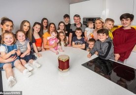 Britaniyadagi eng katta oilaga ega bo‘lgan 45 yoshli ayol 22-farzandini dunyoga keltirdi фото