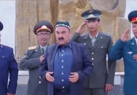 «Қалпоқ» ҳажвий кўрсатувида мадҳия янграётганида қўлини