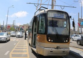 ​Shavkat Mirziyoyev Samarqand ko‘chalarini tramvayda aylandi фото