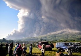 Sumatra orolidagi vulqon shaharlarning kul bilan qoplanishiga sabab bo‘ldi (video) фото