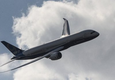 Boeing Dreamliner осмонда ўз аксини "чизди" фото