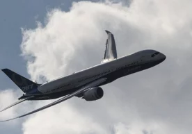 AQSh osmoni uzra o‘z aksini "chizgan" Boeing 787