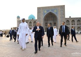 Qatar amiri Shavkat Mirziyoyev hamrohligida Samarqand  meʼmoriy obidalarini ko‘zdan kechirdi фото