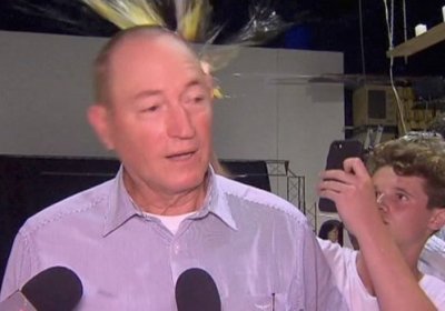 Yangi Zelandiyadagi terakt haqidagi soʻzlari uchun avstraliyalik senatorning boshiga tuxum bilan urishdi (video) фото