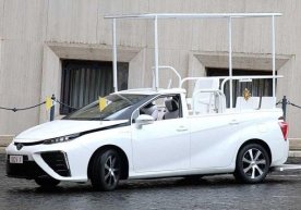 Рим Папаси водородда ҳаракатланадиган Toyota седанидан фойдаланишга ўтди (фото) фото