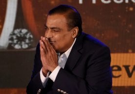 Indian billionaire Mukesh Ambani's family named Asia's richest фото