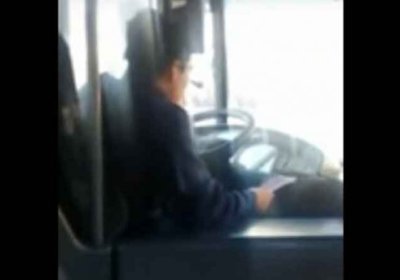 Toshkentda avtobus haydovchisi rulda gazeta o‘qimoqda (Video) фото