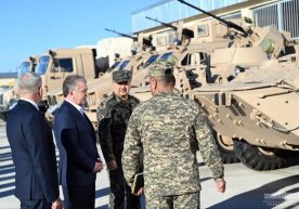 Shavkat Mirziyoyev "Termiz" poligonida taktik o‘quv-mashg‘ulotlarni kuzatdi (foto) фото