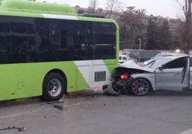 Тошкентда BYD электромобили ва автобус ўзаро тўқнашди (видео) фото