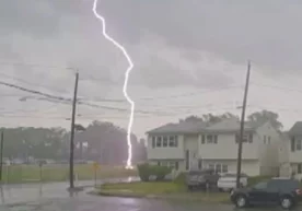 Скриншот: Видеодан кадр АҚШнинг Нью-Жерси штатидаги футбол