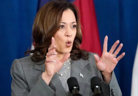 Kamala Harris nutqida adashib o‘zini prezident deb atadi фото