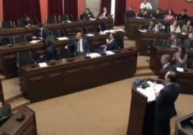 Gruziya parlamentida majlis mushtlashuv bilan yakun topdi… (video) фото