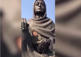 Кадр: Telegram Андижон шаҳрида Мотамсаро она ҳайкалига