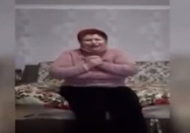 Hamqishloqlariga koronavirus yuqtirgan ayol tiz cho‘kib kechirim so‘radi (video) фото