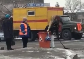 Интернетда пайдо бўлган олмоталик йигитнинг кўча супурувчи