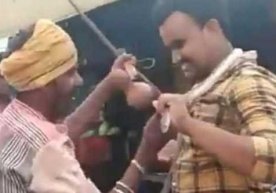 Hindistonlik yigitga kobra ilon bilan birga suratga tushish juda qimmatga tushdi фото