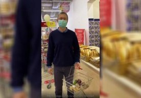 АҚШ элчиси Дениел Розенблюмнинг супермаркетда уйига