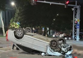 Toshkentda sodir bo‘lgan YTH oqibatida Lacetti ag‘darilib ketdi фото